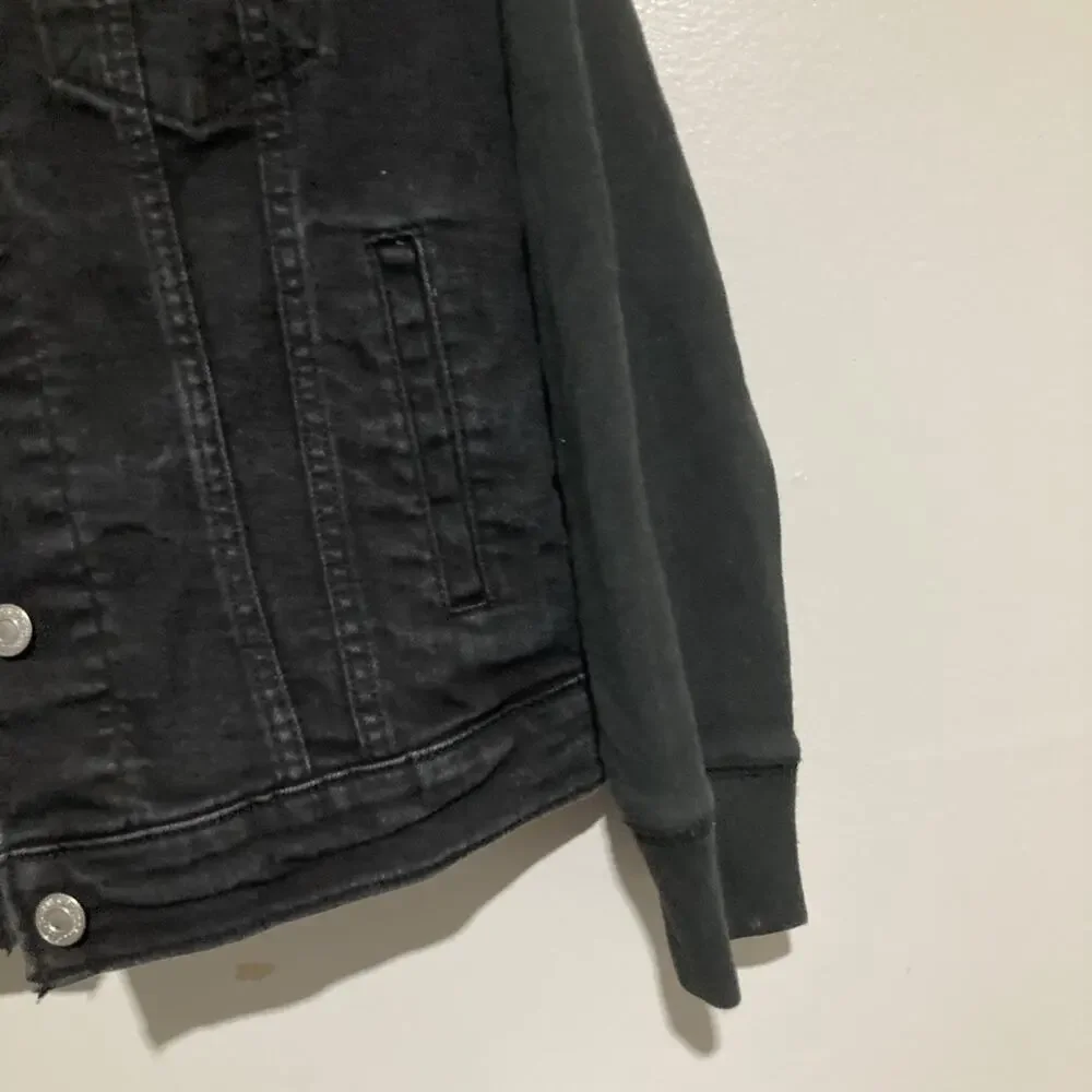 Levis excellent see